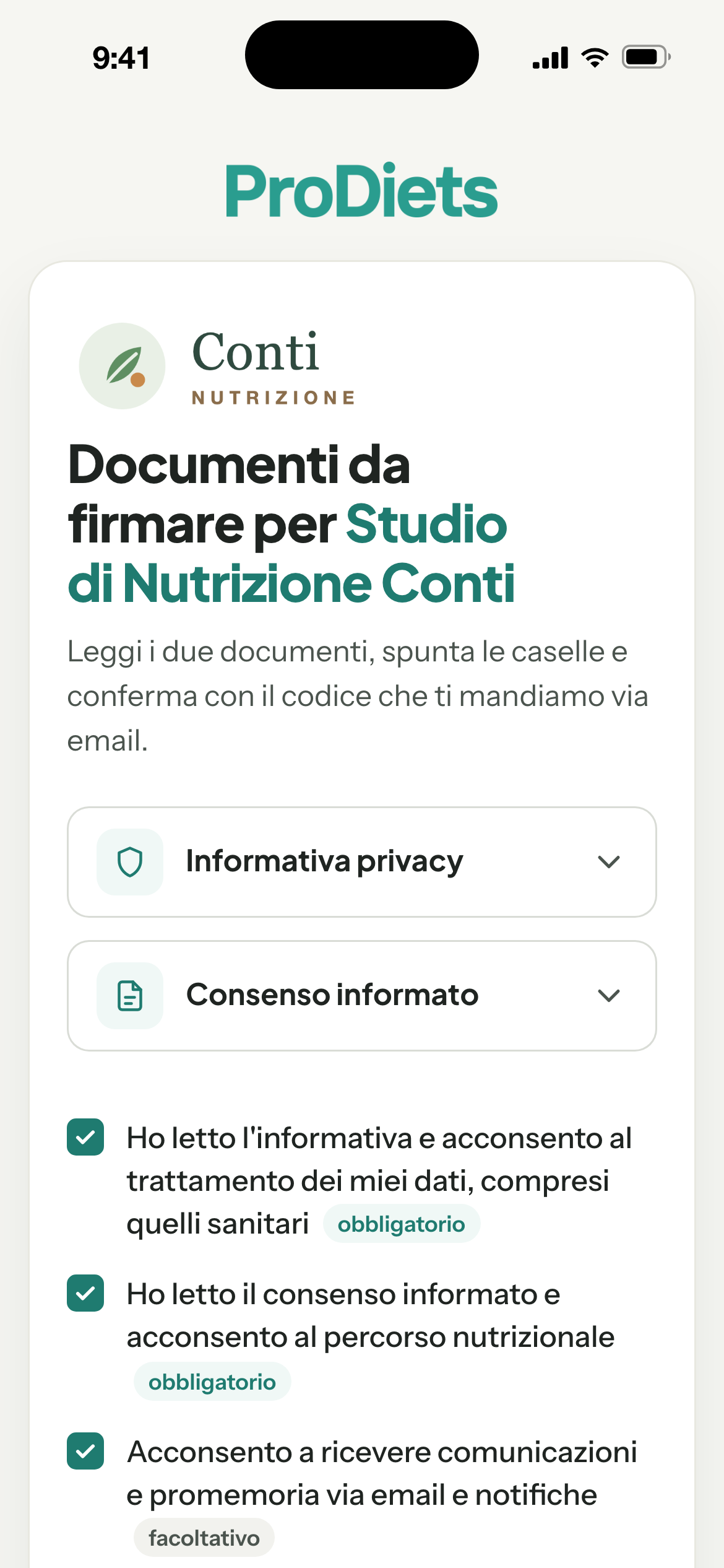 Pagina di firma sul telefono del paziente, con il logo dello studio: l'informativa privacy e il consenso informato da aprire e leggere, e le caselle già spuntate, due obbligatorie e una facoltativa per ricevere comunicazioni e promemoria